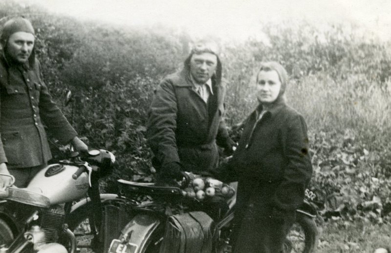 KKE 4669.jpg - Fot. Na motorze. Edmund Jarzynowski – tata Marii Jolanty Mierzejewskiej (z domu Jarzynowska) z panią Barbarą Drabikową, Olsztyn, lata 60-te XX wieku.